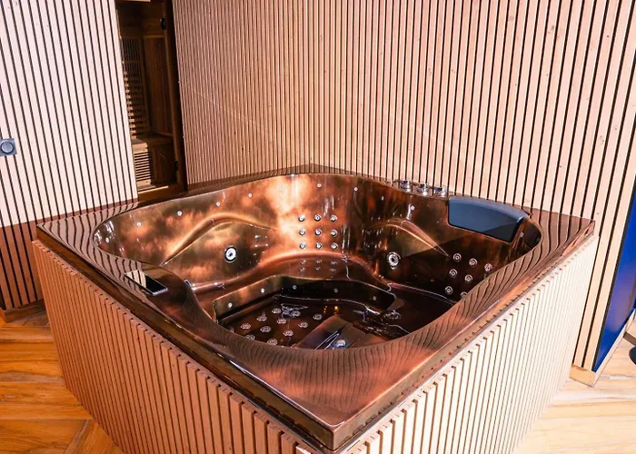 Le Voluptueux ~ Sauna ~ Jacuzzi ~ Centre-ville *